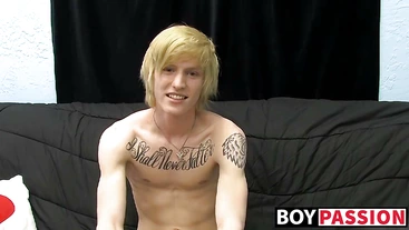 Tattooed twink Dustin jerking off in passionate solo