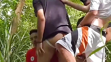 LEVEI AMIGOS PARA FAZER SEXO NO PARQUE PUBLICO