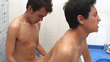 Amateur skinny Latin twink barebacked in bathroom till cum