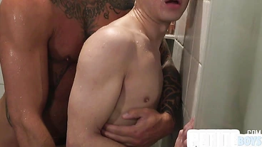 Petite twink barebacked by tattooed DILF under shower