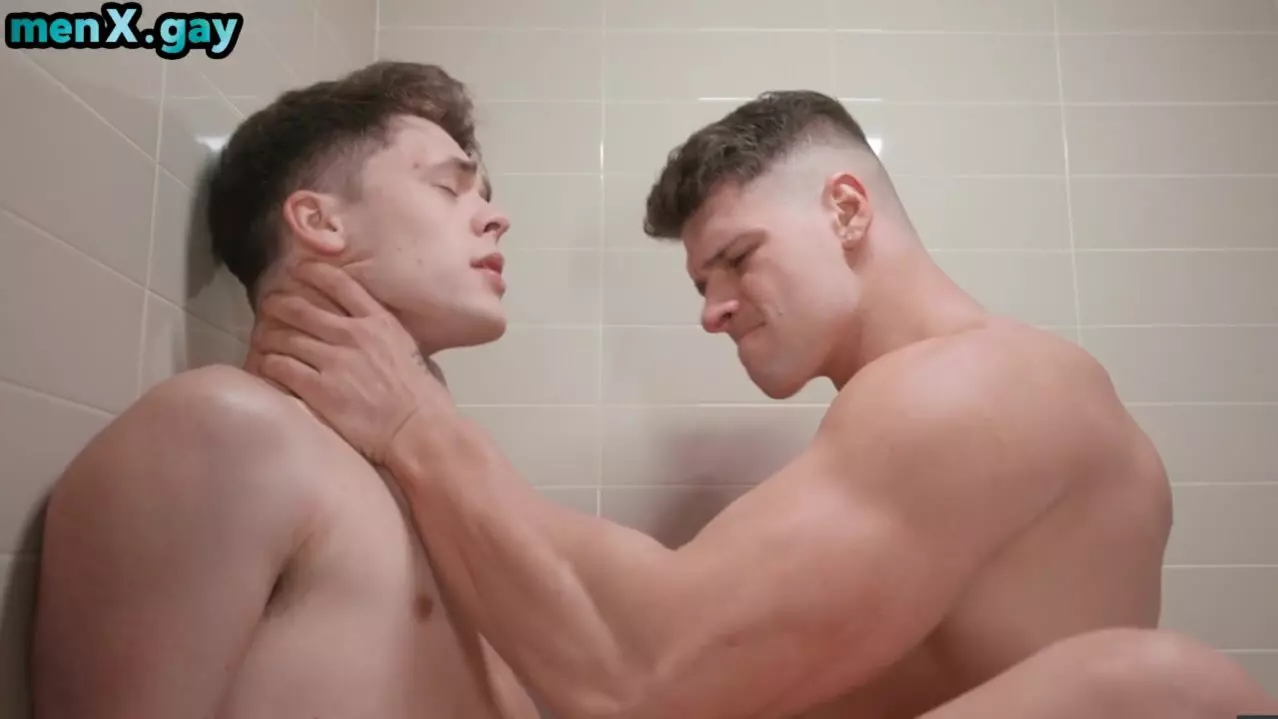 Straight Jock Banged By Muscular Plumber After Bath - Гей Порно