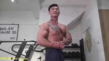 Straight body builder with big muscles comes to show his best moves!