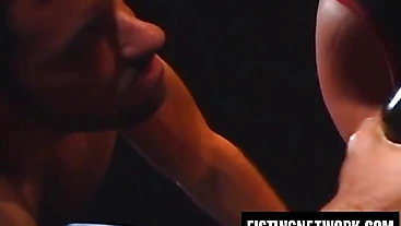 Bottom Aaron Tanner gets sweaty round robin fisting threesome