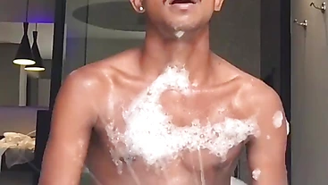 NOVINHO NEG O BRASILEIRO MOSTRANDO SUA PICA DE CM
