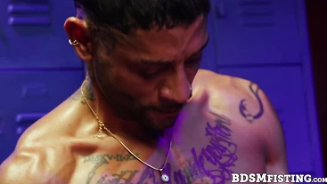 Dominant Siren Santiago raw breeds the horny muscle hunk Andre Bedford