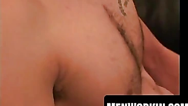 Slender amateur shoots cum in hand after solo session