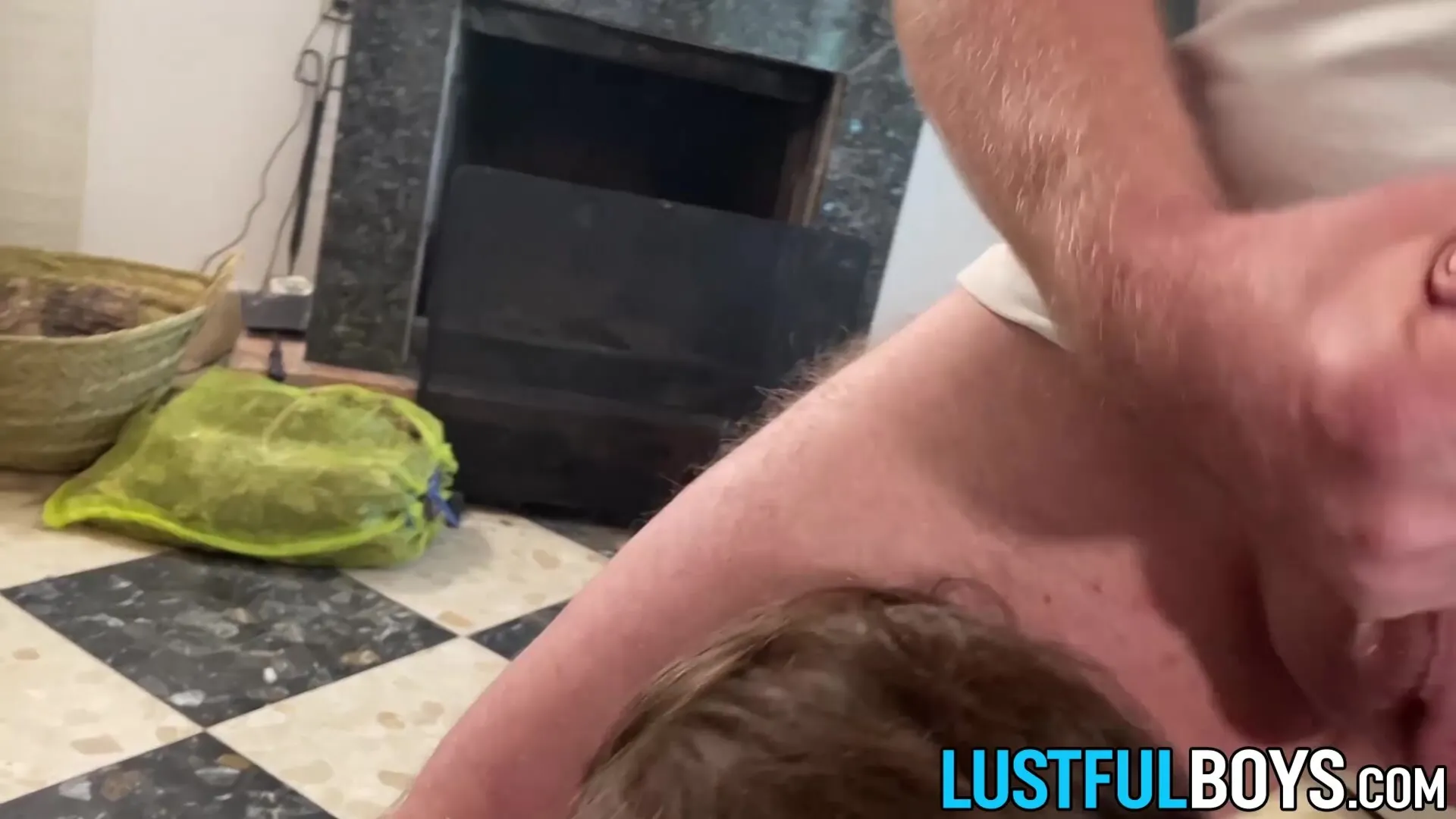 Skinny Hugo Mass gets two fat cocks to blow at once