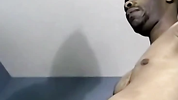 Amateur black stud masturbates and sucked by mature homo
