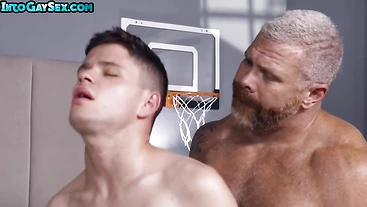 Muscled bearded zaddy assfucking twink