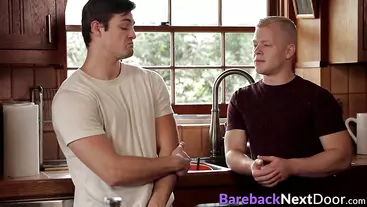 Muscle gay Leo Luckett spitroasted during bareback threeway